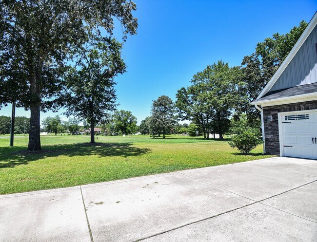 Building Photo - 4 Bedroom 2 Bathroom- Small Pets Considered
