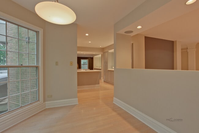 Building Photo - 427 N Sheridan Rd