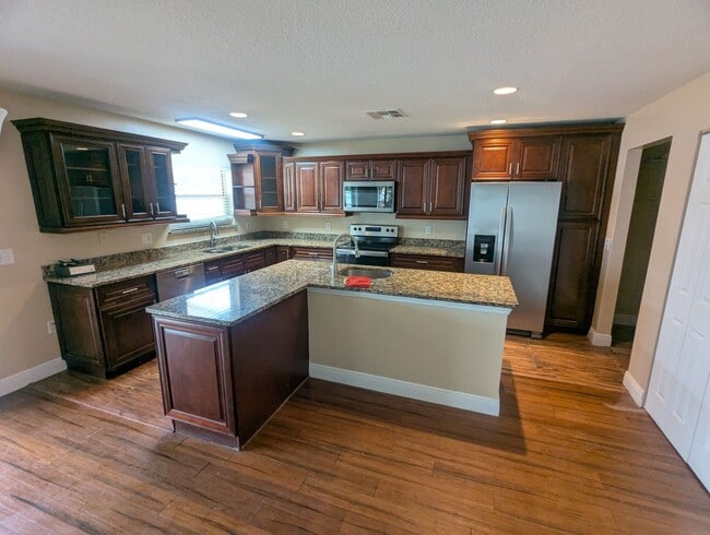 Building Photo - FOR RENT 4 Bedroom 2 1/2  Bath with Den/Office/5th bedroom, Furry  friends Welcome!