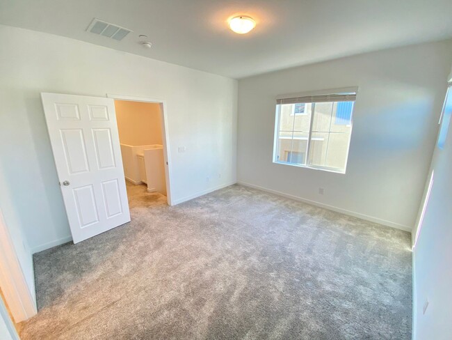 Building Photo - Gorgeous 2Bed/2.5Bath/2Car Townhome located in Gated Community in Henderson