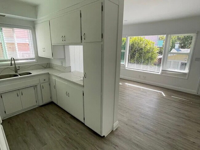 Building Photo - 508 S Catalina Ave