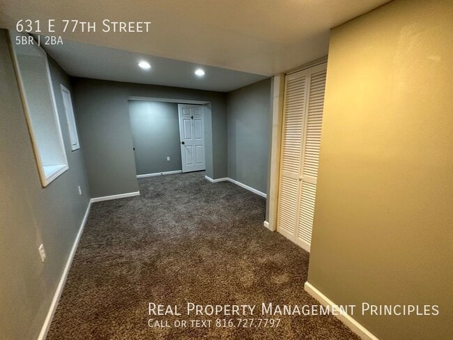 Building Photo - 631 E 77th St
