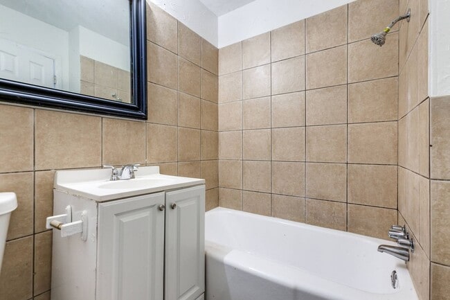 Building Photo - Spacious 4 Bed 2 Bath Home with Stainless Steel Appliacnes