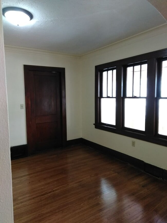 Building Photo - 619 Brown Ave