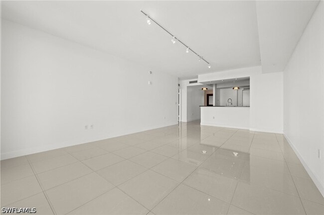 Building Photo - 3000 Oasis Grand Blvd