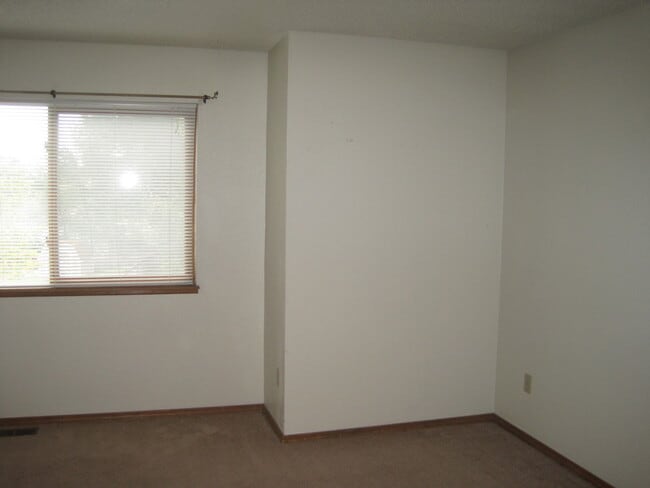 Building Photo - Near Ft Carson, 1342sf Bi-level, 3bd/2ba/2...