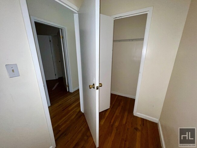 Building Photo - 5BR 1BA Historic Commerical Residential Zo...
