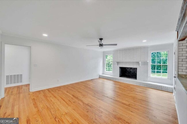 Building Photo - 215 Brookwood Dr