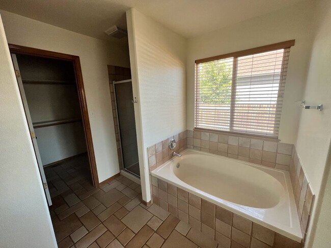 Building Photo - 6 MONTH LEASE - Spacious 4BD Home with 3-C...