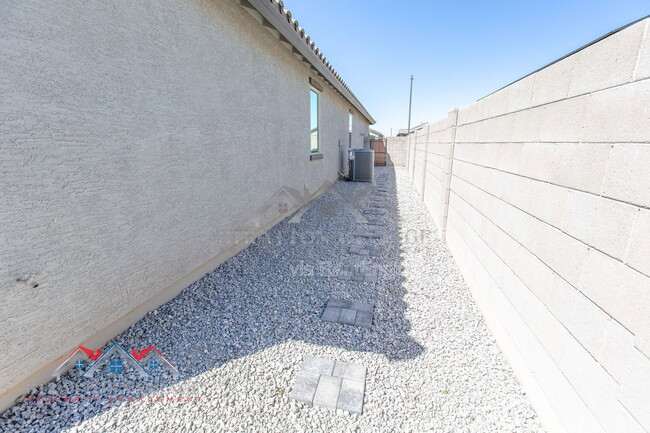 Building Photo - 15243 W Latham St