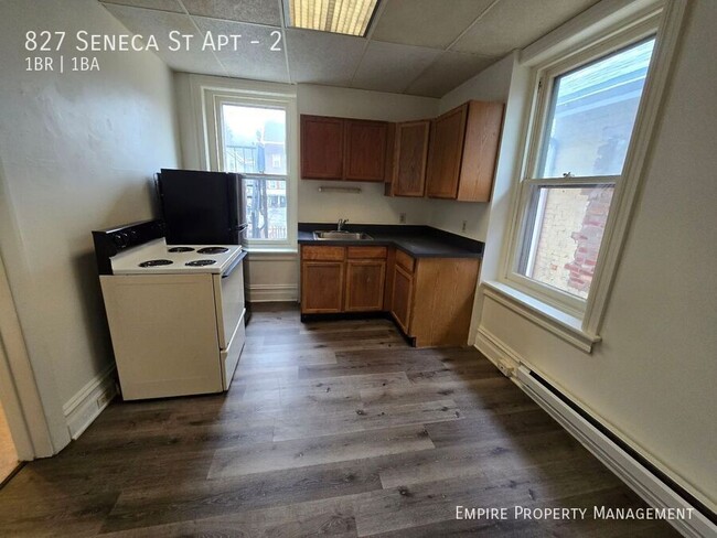 Building Photo - 2nd Floor: 1 Bedroom/ 1 Bathroom Apartment...