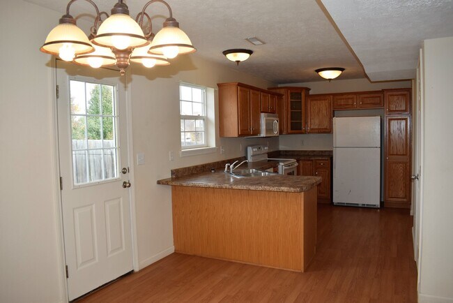 Building Photo - Spacious 3 bedroom, 2.5 bathroom duplex!