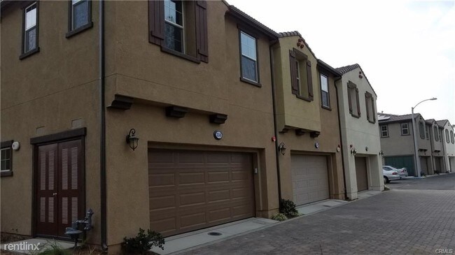 Building Photo - 3 br, 2 bath Townhome - 3248 Edgewood Rd