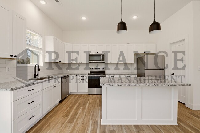 Building Photo - 737 Elmwood St