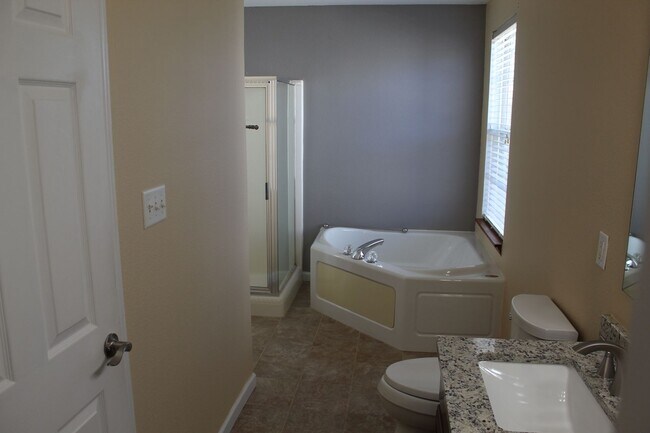 Building Photo - Beautiful 4 BR w/fenced yard in Brownsburg!