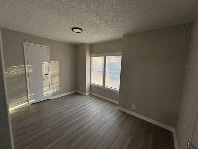 Building Photo - 8 White Oak Village