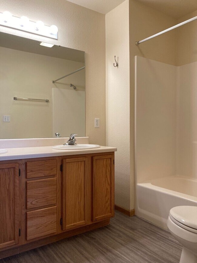 Building Photo - Bright & Convenient Townhouse Living!