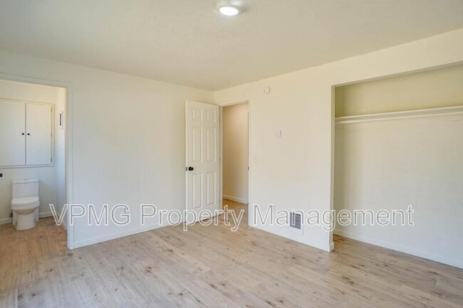 Building Photo - 10412 NE 71st St