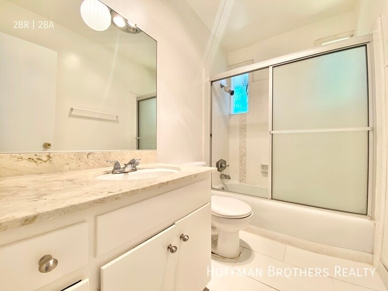 Building Photo - 8206 Romaine St