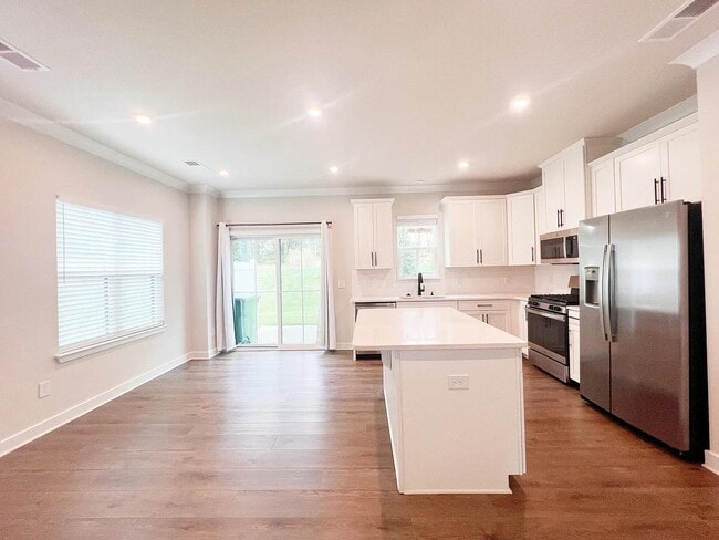 Building Photo - 44 Connaught Ct