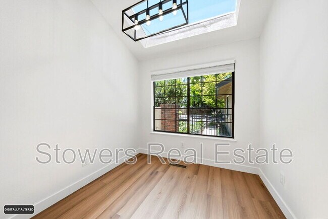 Building Photo - 2033 Raphael Ct