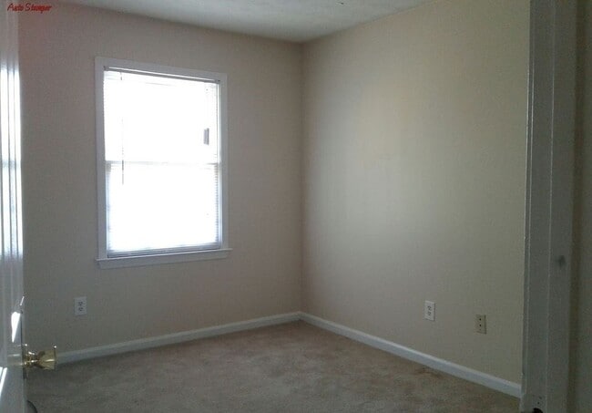 Building Photo - Charming 2 bed 1.5 bathe  Town-home in friendly neighborhood!