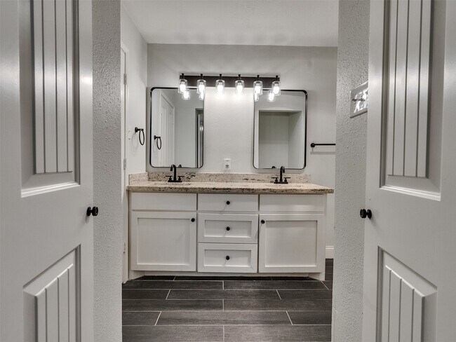 Building Photo - 2123 Quail Valley E Dr