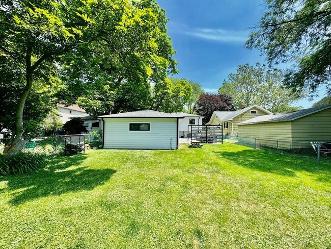 Building Photo - Home in Villa Park