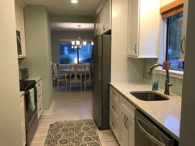 Building Photo - 2BD/2.5BA - TOWNHOME IN MT PLEASANT - AVAI...