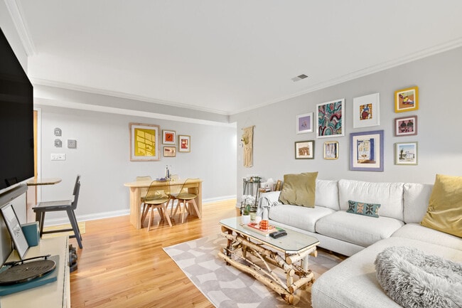 Building Photo - 512 W Barry Ave