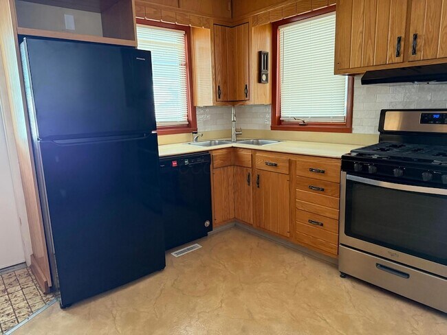 Building Photo - 4212 Beechgrove Dr