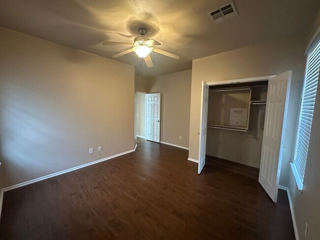 Building Photo - 2504 Thomas Dr