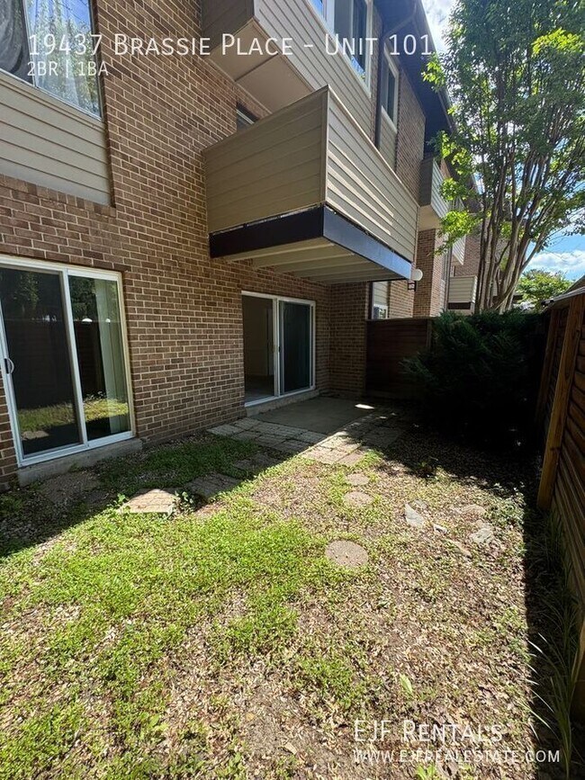 Building Photo - 19437 Brassie Pl