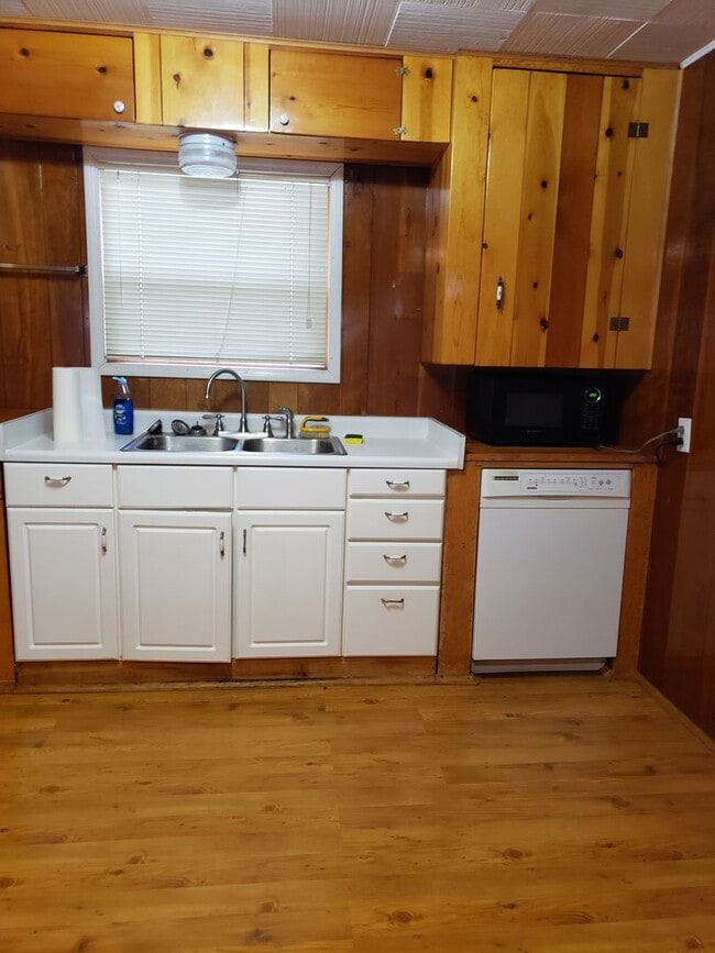 Building Photo - Cozy 3 Bedroom 2 Bath With Bonus Loft