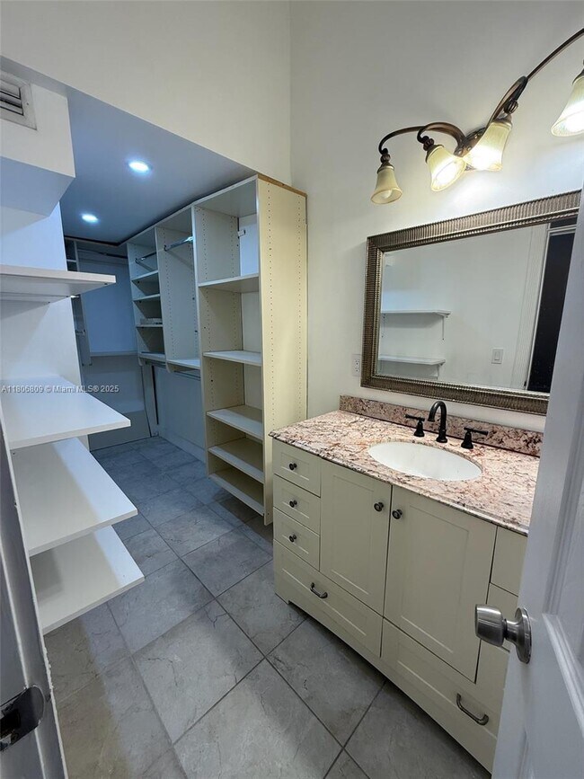 Building Photo - 2701 SW 58th Manor