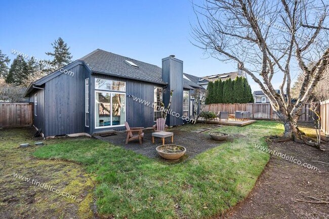 Building Photo - Elegant One-Level Lake Oswego Home with Vaulted Great Room & Garden Patio