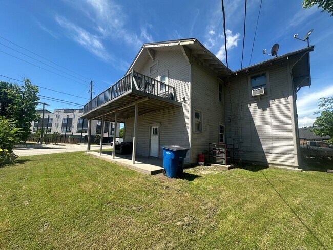 Building Photo - 431 E 8th St
