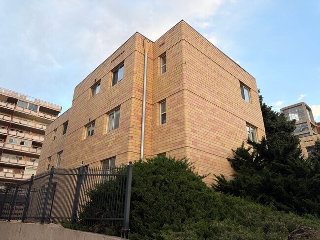 Building Photo - Turnkey Top-Floor Living in Gated Community Near City Park, Dining & Hospitals