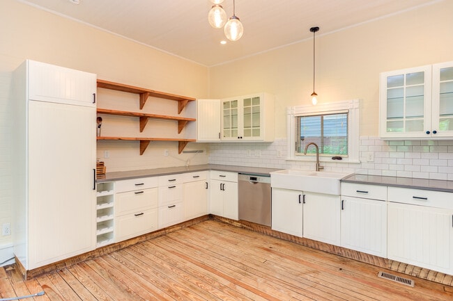 Building Photo - 510 Oakwood Ave