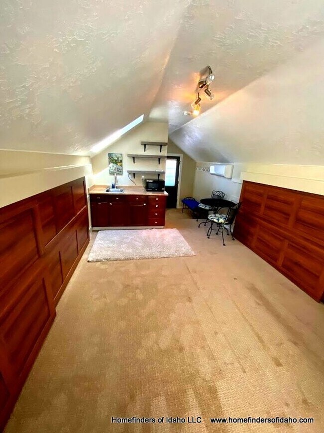 Building Photo - Charming North-end Loft Apartment!