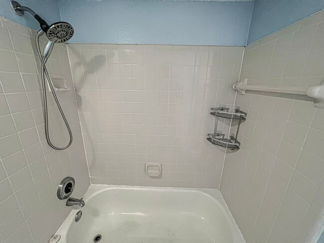 Building Photo - Charming 1 Bed 1 Bath Unit With Private Ba...