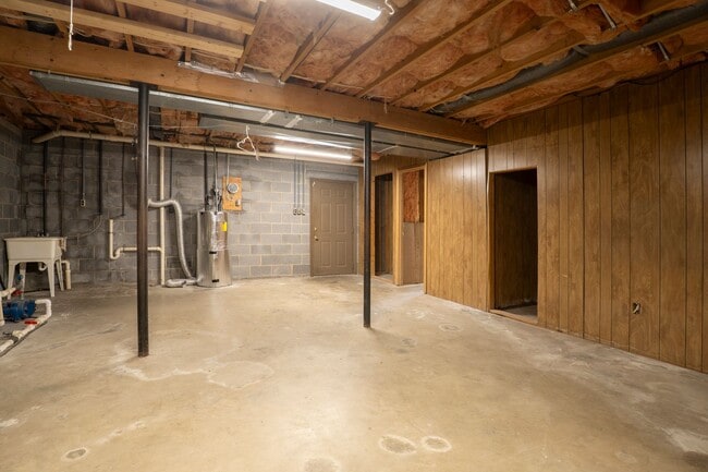 Building Photo - 5 Bedroom, 2 Bathroom Home in Greene County, TN