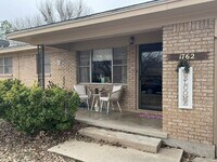 Building Photo - Sweetest 3 bedroom 1.5 bath home in quiet ...