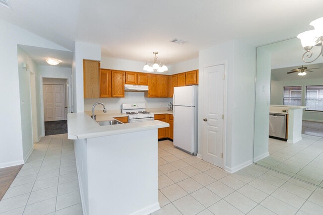 Building Photo - 206 Parkwood Cir