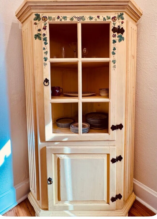 Building Photo - Historic Home 2 Bedroom +office 2 Baths, and Off street Parking