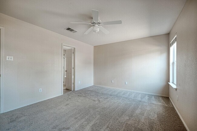 Building Photo - Beautiful 3/2.5/2 two story with two livin...