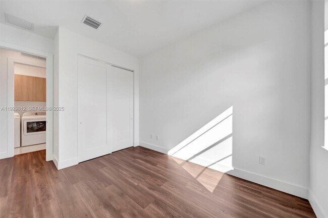 Building Photo - 1427 SW 23rd St