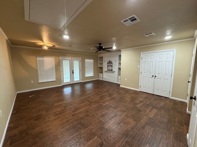 Building Photo - Beautiful Corner Lot Estate