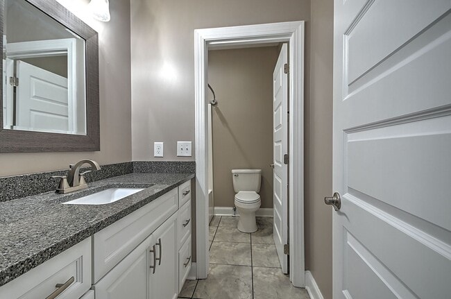 Building Photo - 4 Bedroom / 2.5 Bath Home  Kingsport, TN