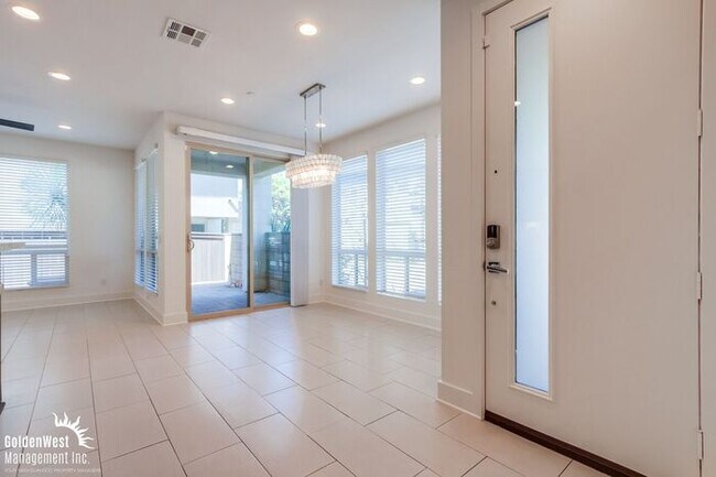 Building Photo - Modern 3Bdm 2.5Ba Townhome in the Heart of...